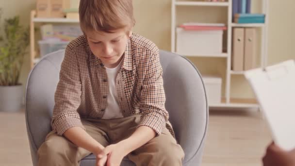 Μέτριος Αργός Του Καυκάσου Έφηβος Αγόρι Διανοητικά Προβλήματα Μιλώντας Ειδικό — Αρχείο Βίντεο