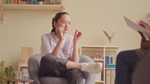 Kafkas Genli Kızın Psikologla Bireysel Terapi Seansının Düşük Açılı Yavaşlaması — Stok video