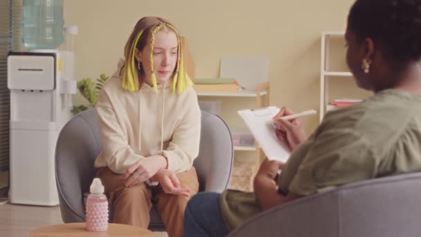 浅谈14岁白种人浅黄头发少女与黑人女性心理学家在个人治疗过程中的心理状态 — 图库视频影像