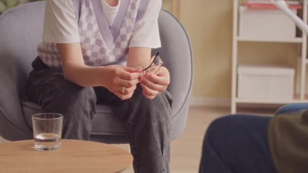 Yaşındaki Kafkas Ergen Kız Ofiste Psikoloji Uzmanıyla Konuşurken Sinirleniyor — Stok video