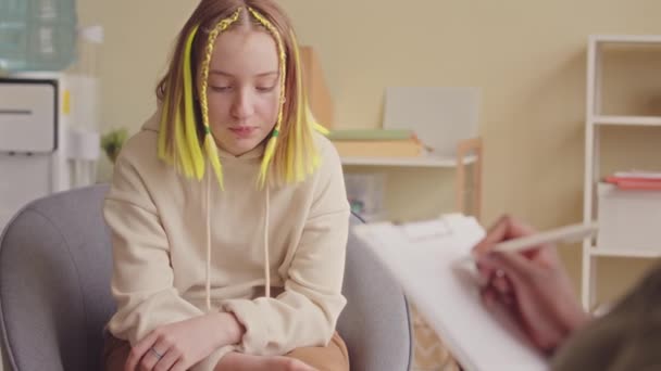 Medium Slowmo Depressed Caucasian Teen Girl Dyed Yellow Hair Speaking — Stock Video