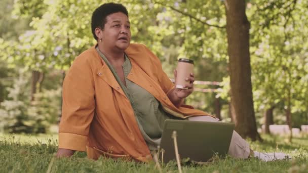Slowmo Dojrzałej Afroamerykanki Pijącej Kawę Kubka Wynos Korzystającej Laptopa Podczas — Wideo stockowe