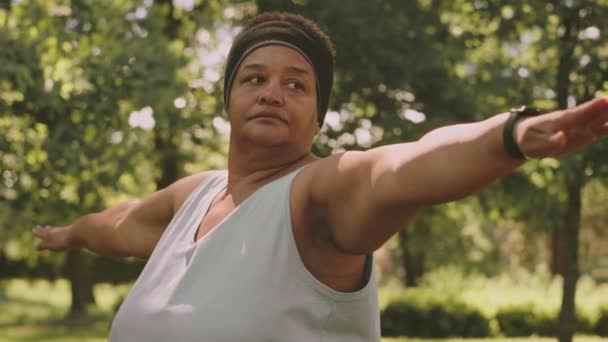 黑女人在公园外面练瑜伽时 要保持身体的柔韧 — 图库视频影像
