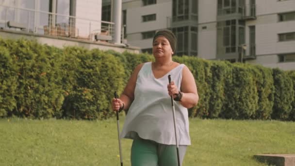 Lentitud Media Mujer Mediana Edad Afroamericana Con Curvas Nordic Walking — Vídeo de stock