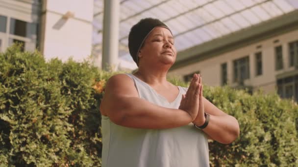 Low Angle Slowmo Concentrated Mature Black Woman Activewear Meditating Praying — Stock Video
