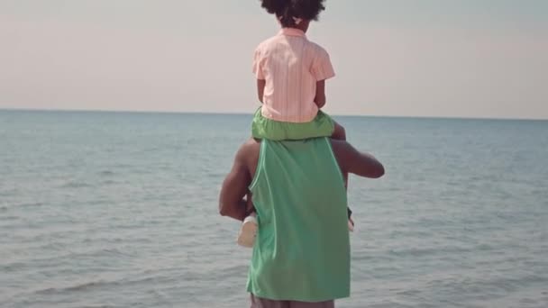 Arkaya Doğru Eğil Küçük Kızı Omuzlarında Siyah Bir Adam Gün — Stok video