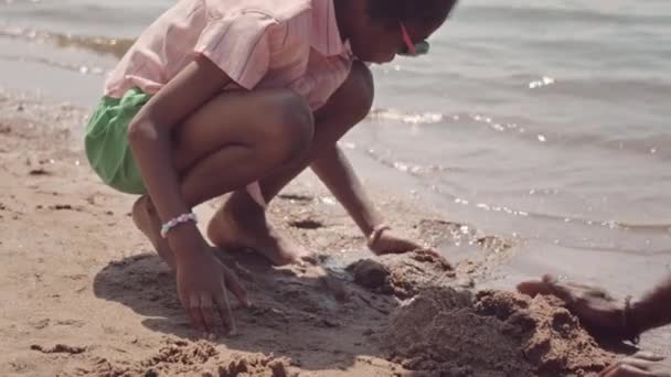 Медленно Афроамериканская Девочка Вместе Отцом Строят Песчаный Замок Пляже Время — стоковое видео
