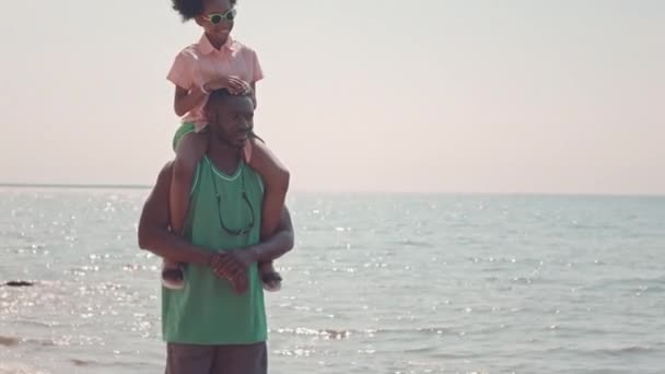 Mittlere Verlangsamung Eines Schwarzen Mannes Mit Kleiner Tochter Auf Den — Stockvideo