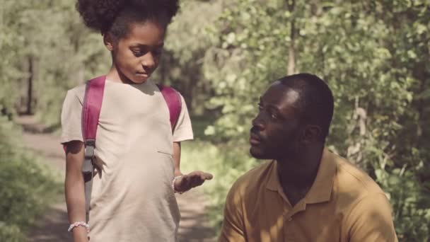 Середня Повільність Афроамериканської Маленької Дівчинки Показує Невпізнаваних Лісових Мешканців Листі — стокове відео