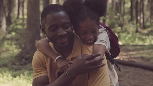 Pas Pomalu Malé Afroameričanky Objímající Svého Milovaného Otce Zezadu Zatímco — Stock video