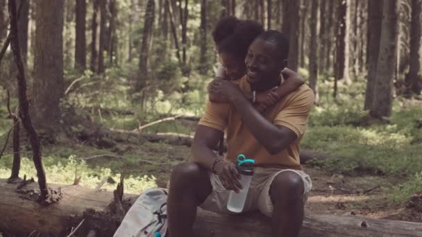 Medium Slowmo Afroamerykanki Letnia Dziewczyna Obejmująca Jej Ojca Podczas Odpoczynku — Wideo stockowe