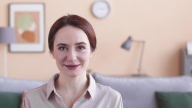 Genç, kahverengi saçlı, beyaz bir kadının göğüs kafesini kaldır. Kameraya bak ve içeride konuş.