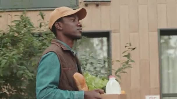 Seitenansicht Taille Nach Oben Tracking Aufnahme Von Jungen Afroamerikanischen Kurier — Stockvideo