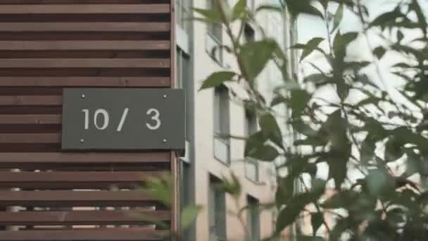 Hay Personas Disparo Número Signo Moderno Edificio Apartamentos Aire Libre — Vídeo de stock