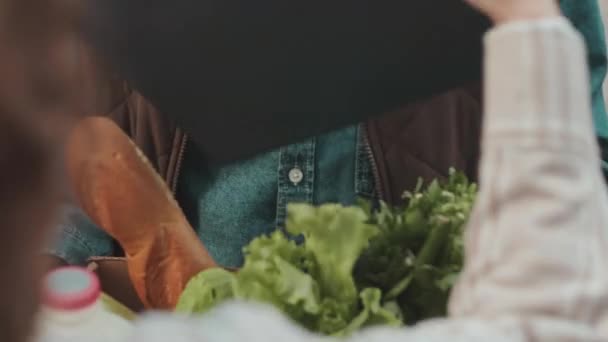 Přes Rameno Nerozpoznatelného Mužského Kurýra Nesoucího Krabici Čerstvého Potravin Doručující — Stock video