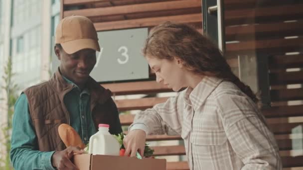 Střední Záběr Mladé Bělošky Dívající Kartonové Krabice Potravinami Produkty Kontrolní — Stock video