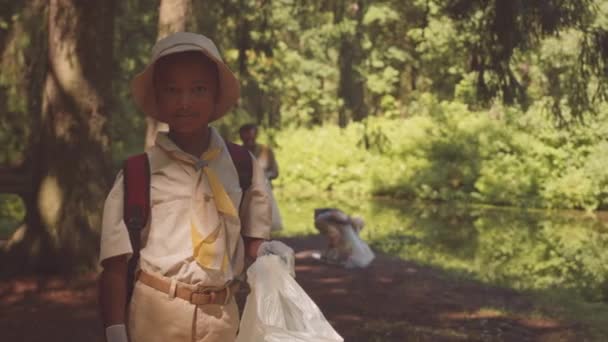Retrato Mediano Boy Scout Afroamericano Edad Elemental Junto Con Bosque — Vídeo de stock