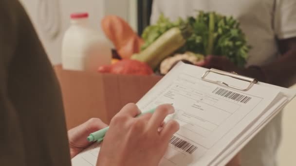 아파트에서 식료품 서비스에 영수증을 서명하는 수없는 여자의 — 비디오