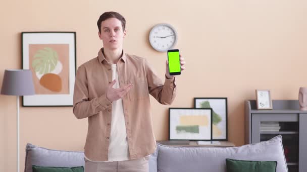 Střední Pov Mladého Bělocha Demonstrující Smartphone Mluvení Před Kamerou Stojící — Stock video