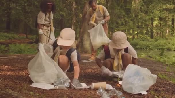 Giovani Scout Multietnici Che Lavorano Squadra Mentre Ripuliscono Bellissima Foresta — Video Stock
