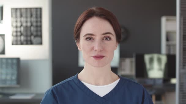 Borst Omhoog Pov Van Jonge Kaukasische Verpleegster Blauwe Scrubs Spreken — Stockvideo