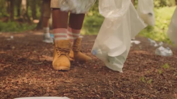 Niedrige Gruppe Unkenntlich Gemachter Kinder Pfadfinderuniform Hebt Plastikflasche Vom Boden — Stockvideo