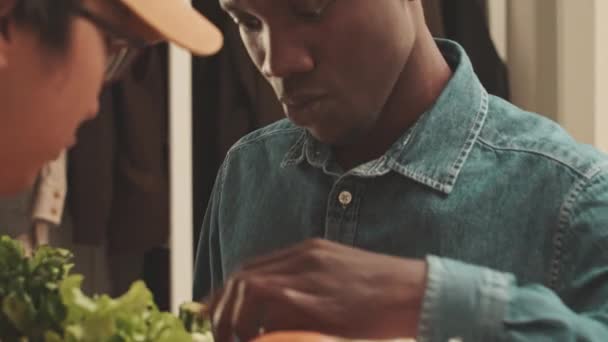 黑人年轻人在家里用信用卡支付速递食品的费用 — 图库视频影像