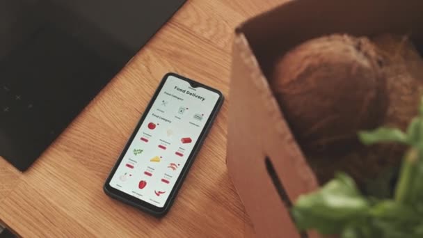 Ninguna Persona Disparó Teléfono Inteligente Con Aplicación Entrega Alimentos Pantalla — Vídeo de stock