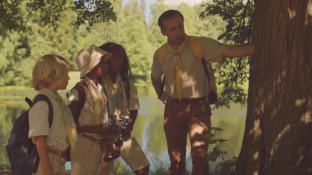 Medium Shot Van Middelbare Leeftijd Kaukasische Mannelijke Scout Leider Tonen — Stockvideo