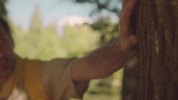 Midden Volwassen Kaukasische Mannelijke Scouter Zet Zijn Hand Stam Tijdens — Stockvideo