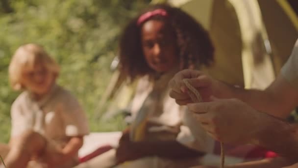 초등학생의 숲에서 넥타이를 만드는 인식할 스쿠터의 자른된 — 비디오