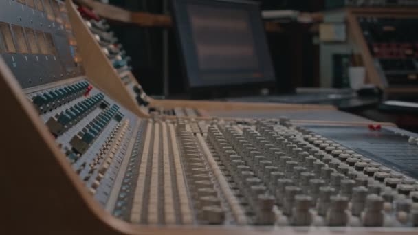 プロのレコーディングスタジオで大規模なミキシングボードやその他のサウンド機器を撮影した人はいません — ストック動画