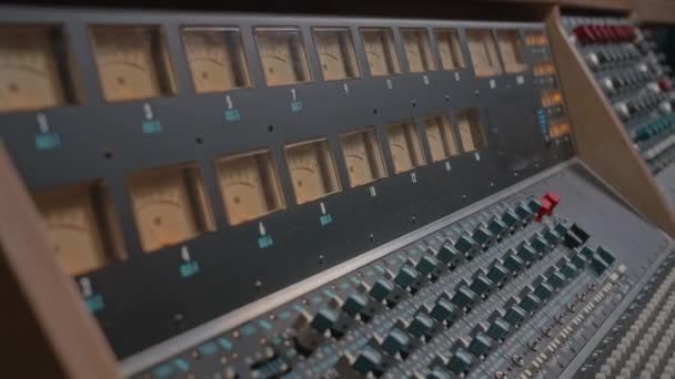 Kayıt Stüdyosunda Ses Ölçekleri Profesyonel Karıştırma Konsolu Üzerinde Çekilen Insanlar — Stok video