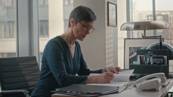 Talia Górę Strzał Sukces Dojrzałe Biały Bizneswoman Robi Papierkową Robotę — Wideo stockowe