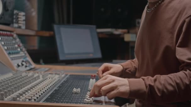 プロのレコーディングスタジオで作業している間 認識できない男性オーディオエキスパートのクロップショット — ストック動画