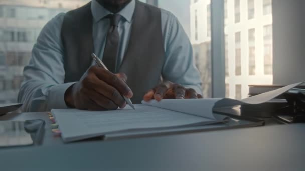Beskuren Bild Afroamerikansk Affärsman Elegant Formalwear Signering Kontrakt Arbetsplatsen — Stockvideo