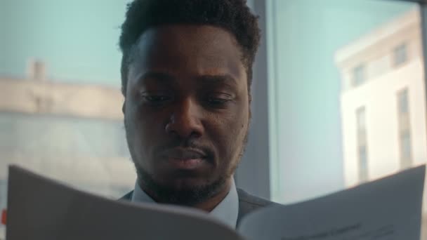 若い自信を持ったアフリカ系アメリカ人のビジネスマンがオフィスでビジネス契約を締結 — ストック動画