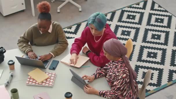 Høj Vinkel Skud Team Unge Kreative Multiracial Software Ingeniører Ved – Stock-video