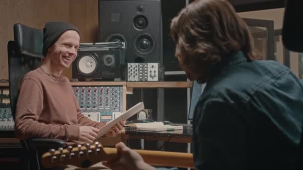 Uzun Saçlı Esmer Adam Gitar Çalıp Şarkı Söylerken Profesyonel Kayıt — Stok video