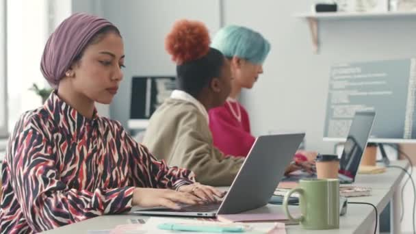 Zespół Młodych Kreatywnych Zróżnicowanych Programistów Rozmawia Podczas Kodowania Swoich Laptopach — Wideo stockowe