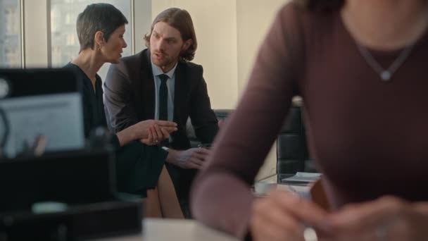 若い白人男性弁護士 エレガントなフォーマルウェア 成功した法律代理店で革のソファに座っている女性クライアントに話す — ストック動画