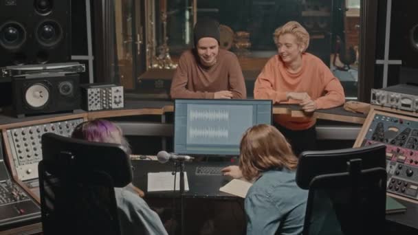 Genç Beyaz Müzisyen Grubu Yapımcıları Ses Stüdyosunda Müzik Kaydediyor — Stok video