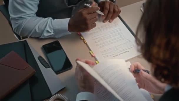 Vue Ensemble Employeur Employé Méconnaissables Lisant Signant Contrat Travail Pendant — Video