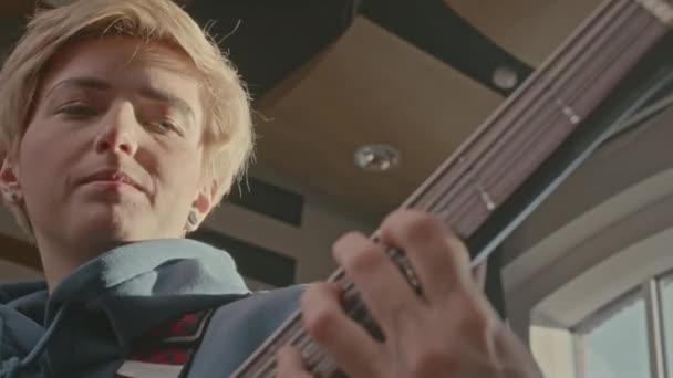 Çerde Elektro Gitar Çalan Bayan Rock Gitaristinin Düşük Açılı Yakın — Stok video