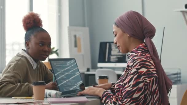 Modern Ofiste Çalışan Iki Kadın Programcı Sohbet Ediyorlar — Stok video