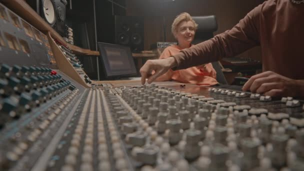 Profesyonel Ses Stüdyosunda Yeni Müzikler Yaratırken Birkaç Müzisyen Pano Sohbet — Stok video