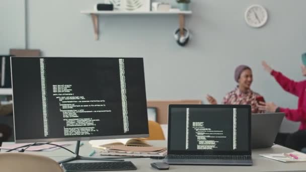 Computer Laptop Sorte Skærme Med Hvid Programkode Script Dem Ved – Stock-video