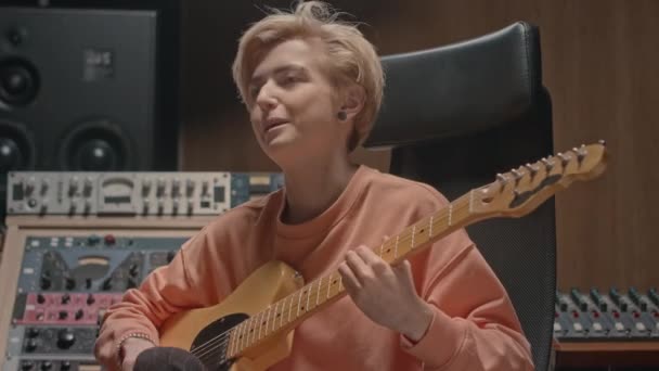 Profesyonel Ses Stüdyosunda Elektro Gitar Çalan Beyaz Sarışın Bir Kadın — Stok video