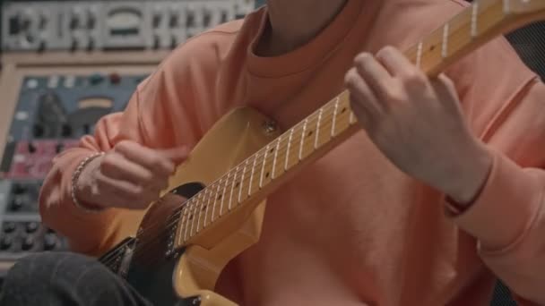 Ses Stüdyosunda Elektro Gitar Çalan Kafkasyalı Genç Bir Müzisyen — Stok video