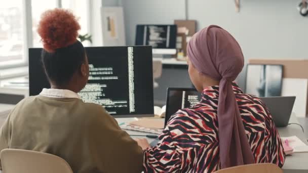 Yerindeki Bilgisayarlarda Kodlama Yapan Iki Farklı Kadın Yazılım Geliştiricisinin Arka — Stok video